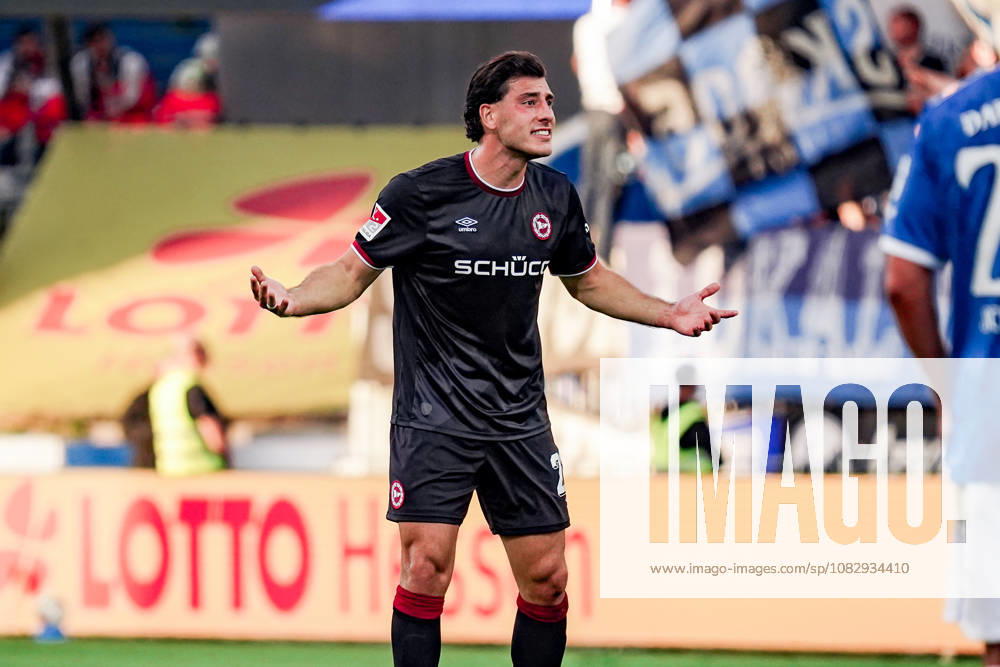 Deutschland: Fussball Saison 2026 2027 , 2. Bundesliga , 5. Spieltag , SV Darmstadt 98 vs. Arminia Bielefeld - Merck-Stadion am Böllenfalltor (Darmstadt) : Stefano Russo (Arminia Bielefeld, 21) Geste, Gestik, Emotion, Mimik, Gesichtsausdruck, Emotion Darmstadt Merck-Stadion am Böllenfalltor Deutschland Germany