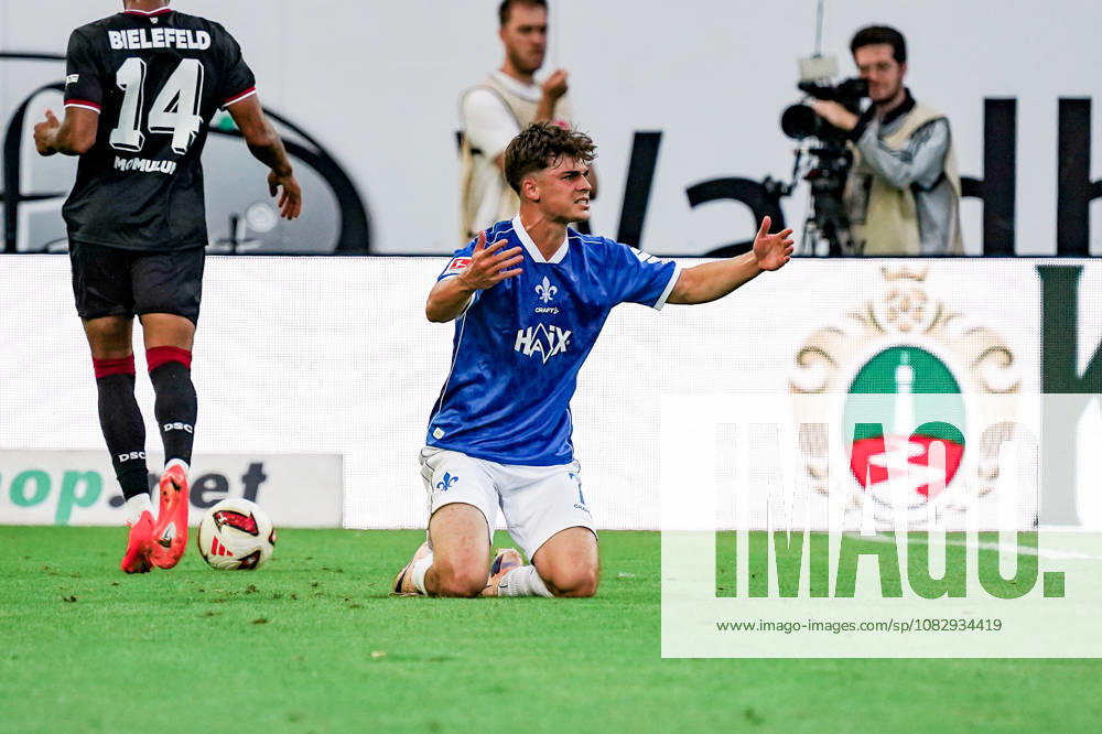 Deutschland: Fussball Saison 2026 2027 , 2. Bundesliga , 5. Spieltag , SV Darmstadt 98 vs. Arminia Bielefeld - Merck-Stadion am Böllenfalltor (Darmstadt) : Noah Weißhaupt Noah Weisshaupt (SV Darmstadt 98, 7) Geste, Gestik, Emotion, verletzt am Boden, Verletzung Darmstadt Merck-Stadion am Böllenfalltor Deutschland Germany