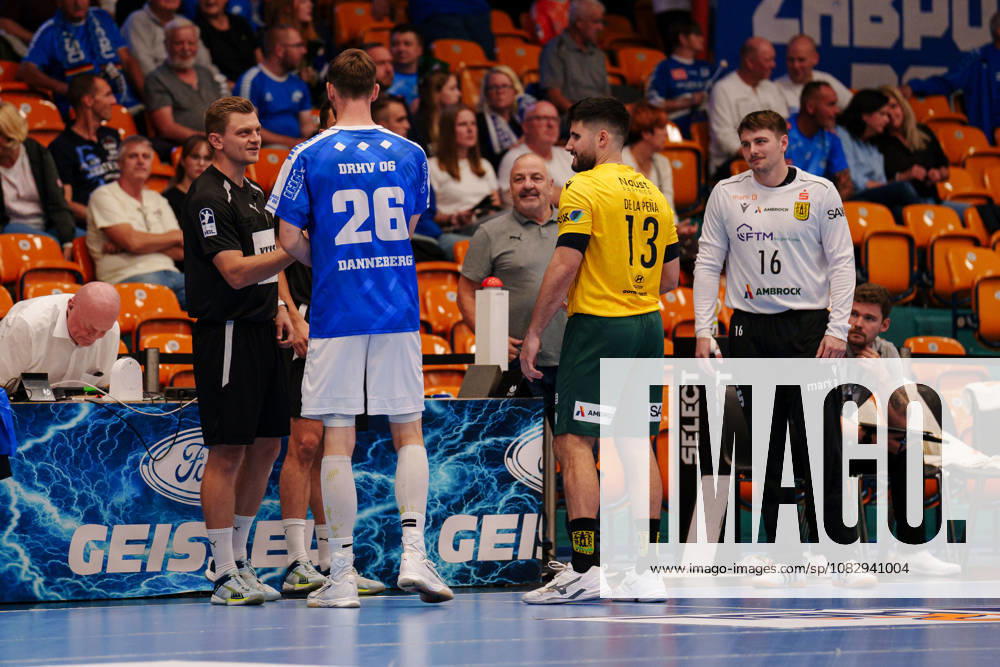 2. Handball-Bundesliga - 3. Spieltag: Dessau-Roßlauer HV 06 - VfL Eintracht Hagen Yannick Danneberg (Dessau-Roßlauer HV 06, 26) und Juan de la Pena (VfL Eintracht Hagen, 13) vor Spielbeginn am 11.09.2026 in der Anhalt-Arena, Dessau-Roßlau (Sachsen-Anhalt) Dessau-Roßlau Anhalt-Arena Sachsen-Anhalt Deutschland
