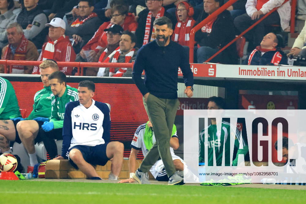 GER , Fussball, 1.Fussballbundesliga, 2026 2027, Alte Foersterei, 1.FC Union vs. Schalke 04 , 3. Spieltag Cheftrainer MIRON MUSLIC ( Schalke 04 ) 1. Liga: DFB DFL regulations prohibit any use of photographs as image sequences and or quasi-video) nordphoto GmbH Engler Berlin Stadion Alte Foersterei Berlin Deutschland