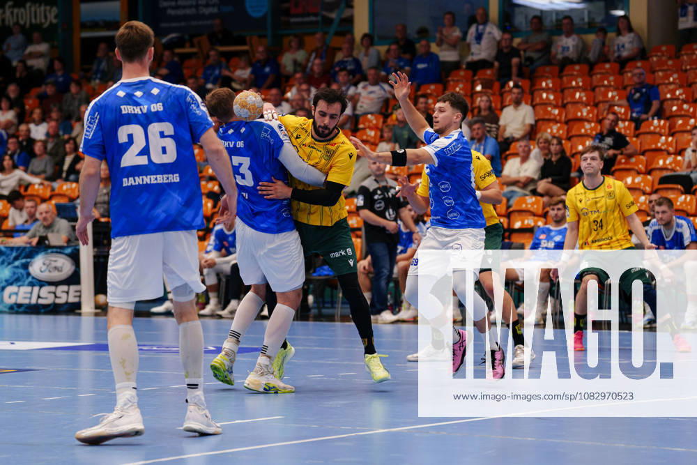 2. Handball-Bundesliga - 3. Spieltag: Dessau-Roßlauer HV 06 - VfL Eintracht Hagen Valentin Neagu (Dessau-Roßlauer HV 06, 13) und Juan de la Pena (VfL Eintracht Hagen, 13) im Zweikampf am 11.09.2026 in der Anhalt-Arena, Dessau-Roßlau (Sachsen-Anhalt) Dessau-Roßlau Anhalt-Arena Sachsen-Anhalt Deutschland