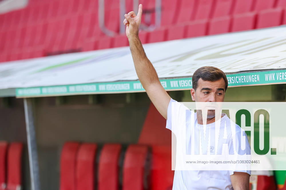 Carles Martinez (Bayer 04 Leverkusen, Chef-Trainer) vor dem Spiel, gestikuliert, Gesten, Gestik, GER, FC Augsburg vs. Bayer 04 Leverkusen, Fussball, Bundesliga, 3. Spieltag, Saison 2026 2027, 12.09.2026, , GER, FC Augsburg vs. Bayer 04 Leverkusen, Fussball, Bundesliga, 3. Spieltag, Saison 2026 2027, 12.09.2026 Augsburg