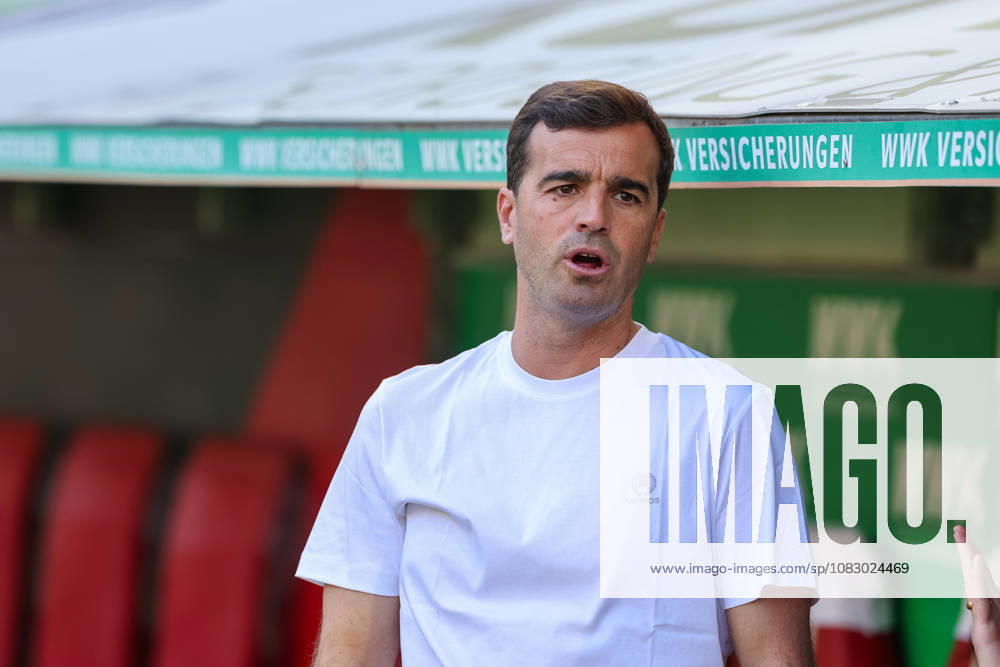 Carles Martinez (Bayer 04 Leverkusen, Chef-Trainer) vor dem Spiel, GER, FC Augsburg vs. Bayer 04 Leverkusen, Fussball, Bundesliga, 3. Spieltag, Saison 2026 2027, 12.09.2026, , GER, FC Augsburg vs. Bayer 04 Leverkusen, Fussball, Bundesliga, 3. Spieltag, Saison 2026 2027, 12.09.2026 Augsburg