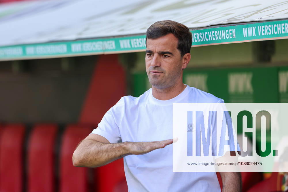 Carles Martinez (Bayer 04 Leverkusen, Chef-Trainer) vor dem Spiel, gestikuliert, Gesten, Gestik, GER, FC Augsburg vs. Bayer 04 Leverkusen, Fussball, Bundesliga, 3. Spieltag, Saison 2026 2027, 12.09.2026, , GER, FC Augsburg vs. Bayer 04 Leverkusen, Fussball, Bundesliga, 3. Spieltag, Saison 2026 2027, 12.09.2026 Augsburg