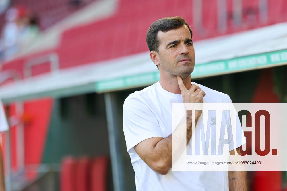 Carles Martinez (Bayer 04 Leverkusen, Chef-Trainer) vor dem Spiel, Gesten, Gestik, GER, FC Augsburg vs. Bayer 04 Leverkusen, Fussball, Bundesliga, 3. Spieltag, Saison 2026 2027, 12.09.2026, , GER, FC Augsburg vs. Bayer 04 Leverkusen, Fussball, Bundesliga, 3. Spieltag, Saison 2026 2027, 12.09.2026 Augsburg