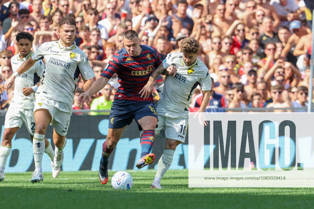 Genoas Milutin Osmajic fights for the ball with Frosinone s Romano Schmid during the Serie A soccer match between Genoa and Frosinone at the Luigi Ferraris Stadium in Genoa, Italy - Saturday, September 12, 2026. - Soccer .
