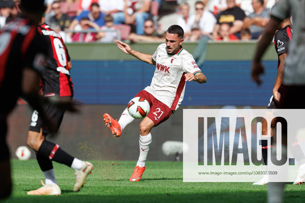 Arijon Ibrahimovic (21, FC Augsburg) beim Spiel zwischen FC Augsburg v Bayer 04 Leverkusen, Fussball, Herren, Bundesliga, 2026 2027, 3.Spieltag am 12.09.2026 in Augsburg, WWK ARENA. DFL and DFB regulations prohibit any use of photographs as image sequences and or quasi-video. Bayern Deutschland