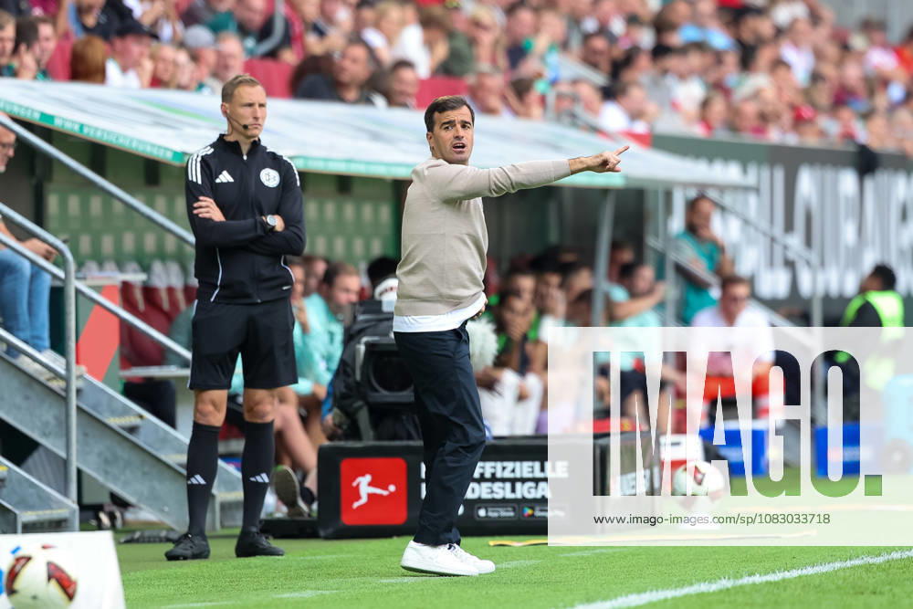 Carles Martinez (Bayer 04 Leverkusen, Chef-Trainer) gestikuliert, GER, FC Augsburg vs. Bayer 04 Leverkusen, Fussball, Bundesliga, 3. Spieltag, Saison 2026 2027, 12.09.2026, , GER, FC Augsburg vs. Bayer 04 Leverkusen, Fussball, Bundesliga, 3. Spieltag, Saison 2026 2027, 12.09.2026 Augsburg