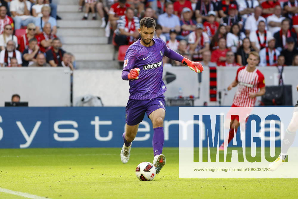Mio Backhaus (SC Freiburg, 01) am Ball , Deutschland, Fussball, 1. Bundesliga, 3.Spieltag, 2026 2027, SC Freiburg vs. Borussia Mönchengladbach, 12.09.2026, Freiburg im Breisgau Europa-Park Stadion Deutschland