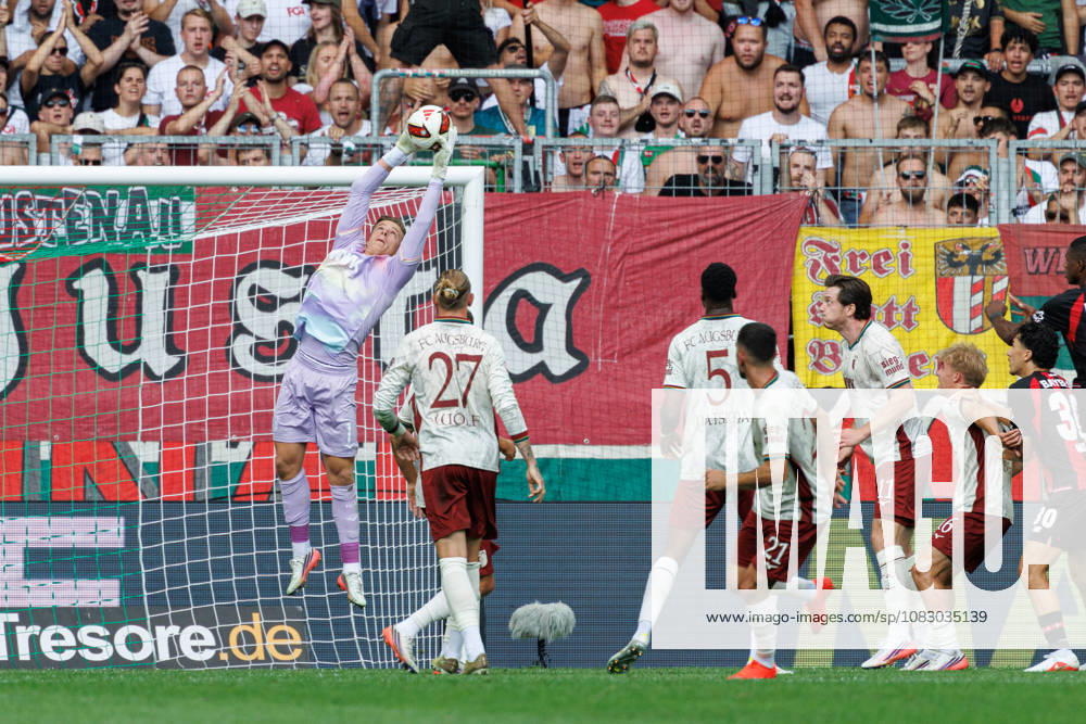 Finn Dahmen (1, FC Augsburg), hält den Ball sicher beim Spiel zwischen FC Augsburg v Bayer 04 Leverkusen, Fussball, Herren, Bundesliga, 2026 2027, 3.Spieltag am 12.09.2026 in Augsburg, WWK ARENA. DFL and DFB regulations prohibit any use of photographs as image sequences and or quasi-video. Bayern Deutschland