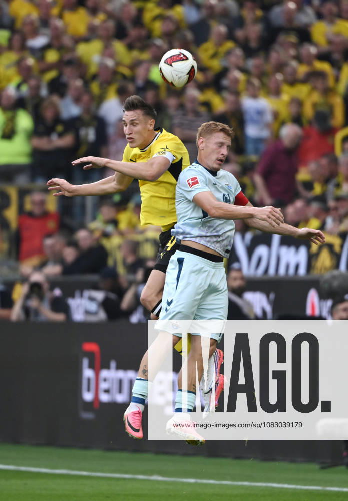 Nico Schlotterbeck (Borussia Dortmund), li., gegen Laurin Curda (SC Paderborn) 12.09.2026, Fussball 1. Bundesliga, Saison 2026 2027, 3. Spieltag, Borussia Dortmund - SC Paderborn 07 DFL regulations prohibit any use of photographs as image sequences and or quasi-video Dortmund Signal Iduna Park Nordrhein Westfalen Deutschland