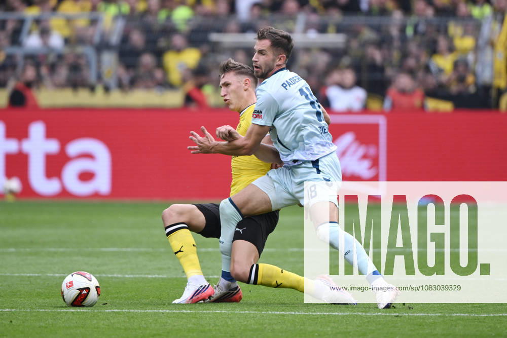 Nico Schlotterbeck (Borussia Dortmund), li., gegen Marvin Pieringer (SC Paderborn) 12.09.2026, Fussball 1. Bundesliga, Saison 2026 2027, 3. Spieltag, Borussia Dortmund - SC Paderborn 07 DFL regulations prohibit any use of photographs as image sequences and or quasi-video Dortmund Signal Iduna Park Nordrhein Westfalen Deutschland