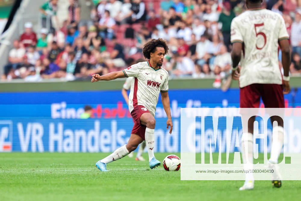 Han-Noah Massengo (FC Augsburg, 04) mit Ball, GER, FC Augsburg vs. Bayer 04 Leverkusen, Fussball, Bundesliga, 3. Spieltag, Saison 2026 2027, 12.09.2026, , GER, FC Augsburg vs. Bayer 04 Leverkusen, Fussball, Bundesliga, 3. Spieltag, Saison 2026 2027, 12.09.2026 Augsburg