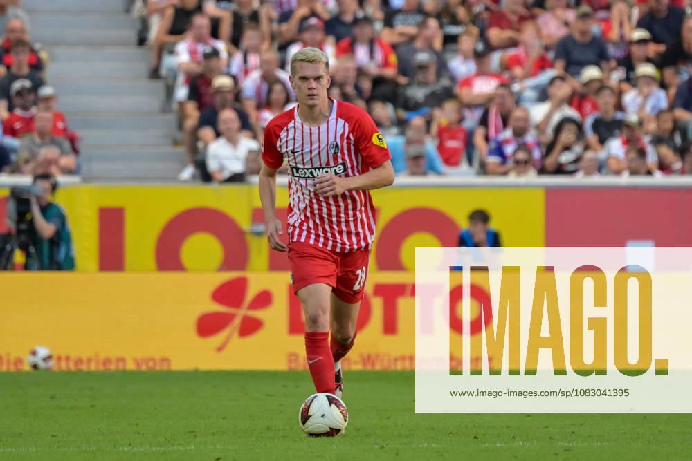 Matthias Ginter (SC Freiburg, 28) mit Ball. GER, SC Freiburg vs Bor. Moenchengladbach, Fussball, Bundesliga, 3. Spieltag, Saison 2026 2027, 12.09.2026 DFL DFB REGULATIONS PROHIBIT ANY USE OF PHOTOGRAPHS AS IMAGE SEQUENCES AND OR QUASI-VIDEO GER, SC Freiburg vs Bor. Moenchengladbach, Fussball, Bundesliga, 3. Spieltag, Saison 2026 2027, 12.09.2026 Freiburg