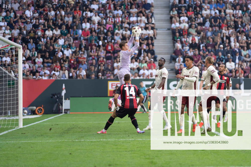 Finn Dahmen (1 Augsburg) in Aktion beim Bundesligaspiel FC Augsburg - Bayer 04 Leverkusen am 12.09.2026. Augsburg WWK Arena Bayern Deutschland