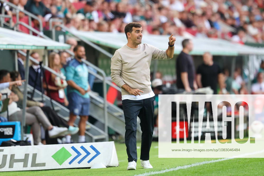 Carles Martinez (Bayer 04 Leverkusen, Chef-Trainer) gestikuliert, Gesten, Gestik, GER, FC Augsburg vs. Bayer 04 Leverkusen, Fussball, Bundesliga, 3. Spieltag, Saison 2026 2027, 12.09.2026, , GER, FC Augsburg vs. Bayer 04 Leverkusen, Fussball, Bundesliga, 3. Spieltag, Saison 2026 2027, 12.09.2026 Augsburg