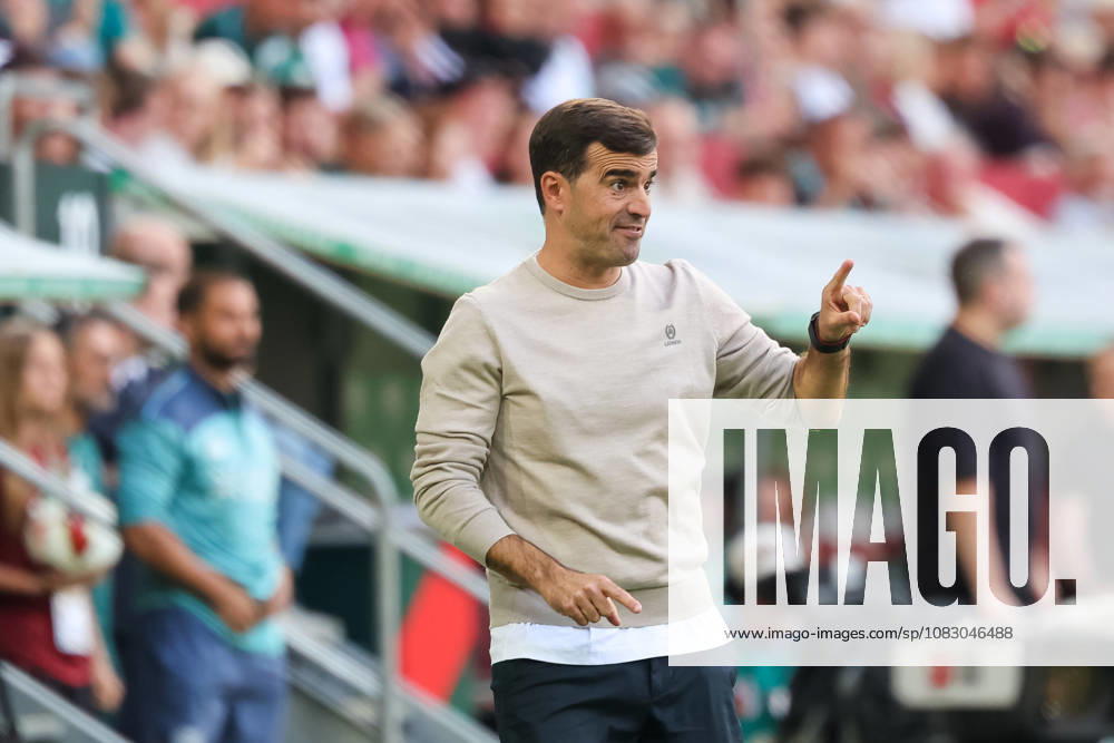Carles Martinez (Bayer 04 Leverkusen, Chef-Trainer) gestikuliert, Gesten, Gestik, GER, FC Augsburg vs. Bayer 04 Leverkusen, Fussball, Bundesliga, 3. Spieltag, Saison 2026 2027, 12.09.2026, , GER, FC Augsburg vs. Bayer 04 Leverkusen, Fussball, Bundesliga, 3. Spieltag, Saison 2026 2027, 12.09.2026 Augsburg