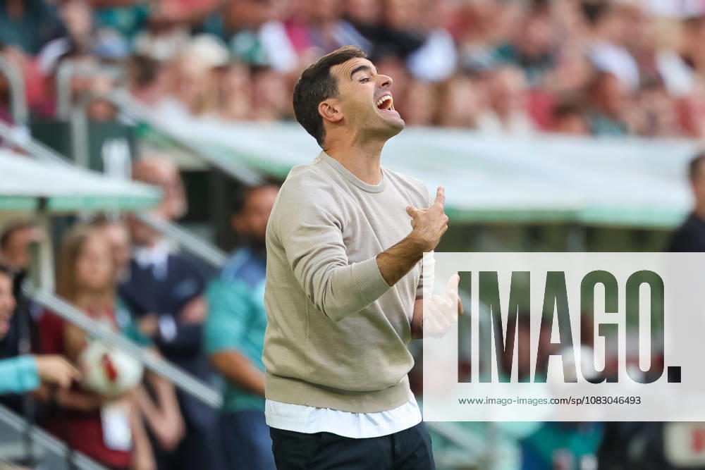 Carles Martinez (Bayer 04 Leverkusen, Chef-Trainer) gestikuliert, Gesten, Gestik, GER, FC Augsburg vs. Bayer 04 Leverkusen, Fussball, Bundesliga, 3. Spieltag, Saison 2026 2027, 12.09.2026, , GER, FC Augsburg vs. Bayer 04 Leverkusen, Fussball, Bundesliga, 3. Spieltag, Saison 2026 2027, 12.09.2026 Augsburg