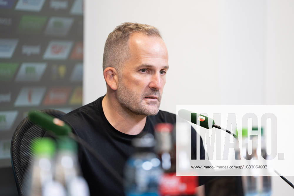 Manuel Baum (Trainer Augsburg) bei der Pressekonferenz nach dem Bundesligaspiel FC Augsburg - Bayer 04 Leverkusen am 12.09.2026. Augsburg WWK Arena Bayern Deutschland