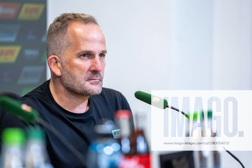 Manuel Baum (Trainer Augsburg) bei der Pressekonferenz nach dem Bundesligaspiel FC Augsburg - Bayer 04 Leverkusen am 12.09.2026. Augsburg WWK Arena Bayern Deutschland