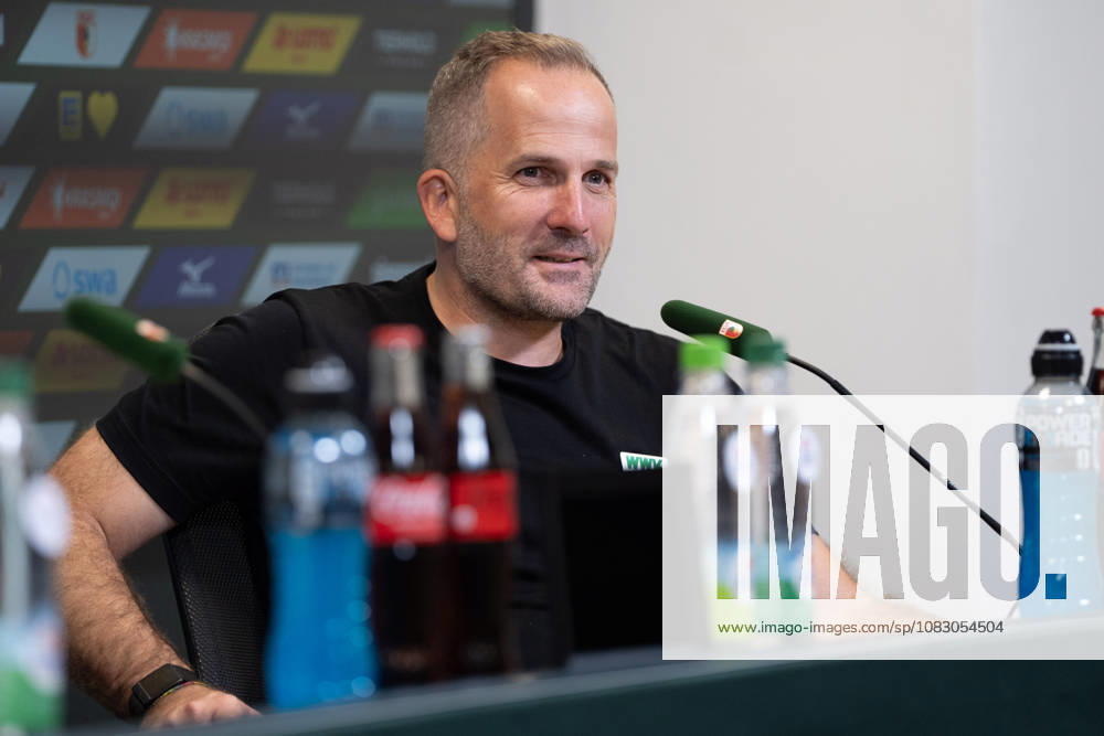 Manuel Baum (Trainer Augsburg) bei der Pressekonferenz nach dem Bundesligaspiel FC Augsburg - Bayer 04 Leverkusen am 12.09.2026. Augsburg WWK Arena Bayern Deutschland