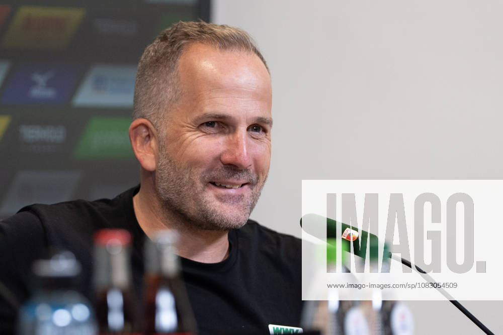 Manuel Baum (Trainer Augsburg) bei der Pressekonferenz nach dem Bundesligaspiel FC Augsburg - Bayer 04 Leverkusen am 12.09.2026. Augsburg WWK Arena Bayern Deutschland