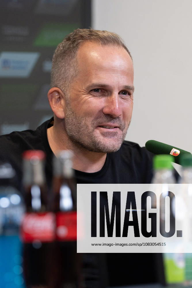 Manuel Baum (Trainer Augsburg) bei der Pressekonferenz nach dem Bundesligaspiel FC Augsburg - Bayer 04 Leverkusen am 12.09.2026. Augsburg WWK Arena Bayern Deutschland