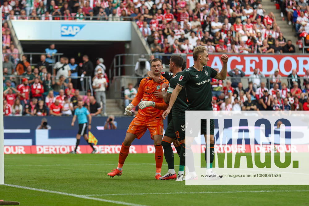 GER, Fussball, Herren, Bundesliga , 1. Bundesliga, Saison 2026 2027, 1. FC Köln - SV Werder Bremen Karl Hein (SVW) hält Elfmeter und jubeltbelt mit der Mannschaft