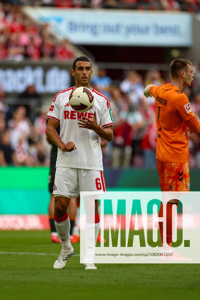 GER, Fussball, Herren, Bundesliga , 1. Bundesliga, Saison 2026 2027, 1. FC Köln - SV Werder Bremen Ellyes Skhiri (KOE) hat den Ball in der Hand vor dem Elfmeter von Thijs Dallinga (KOE)