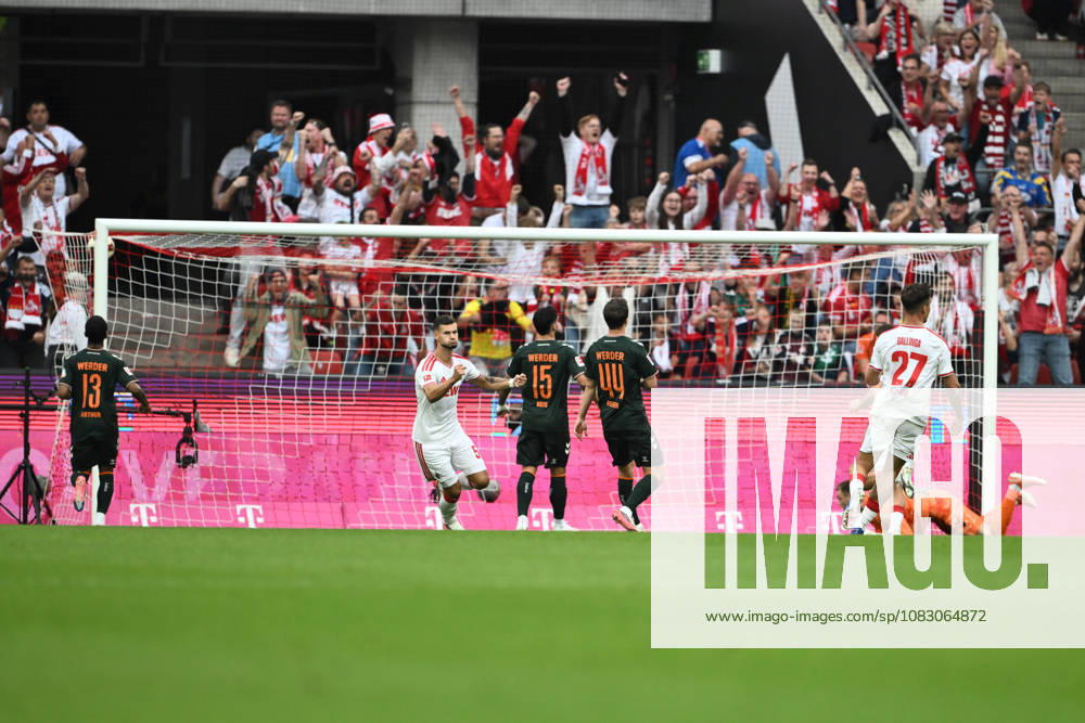 GER, Fussball, Herren, 1. Bundesliga, Saison 2026 2027, 3. Spieltag, 1. FC Köln vs. SV Werder Bremen Tom Krauß ( FC Köln, 05 ), Thijs Dallinga ( FC Köln, 27 ) jubeln über das Tor zum 1:0, daneben Arthur ( Werder Bremen, 13 ), Ludovit Reis ( Werder Bremen, 15 ), Youri Reeger ( Werder Bremen, 44 ), Karl Hein ( Werder Bremen, 01 ) ärgert sich, DFB DFL regulations prohibit any use of photographs as image sequences and or quasi-video Köln Rhein-Energie Stadion NRW Deutschland