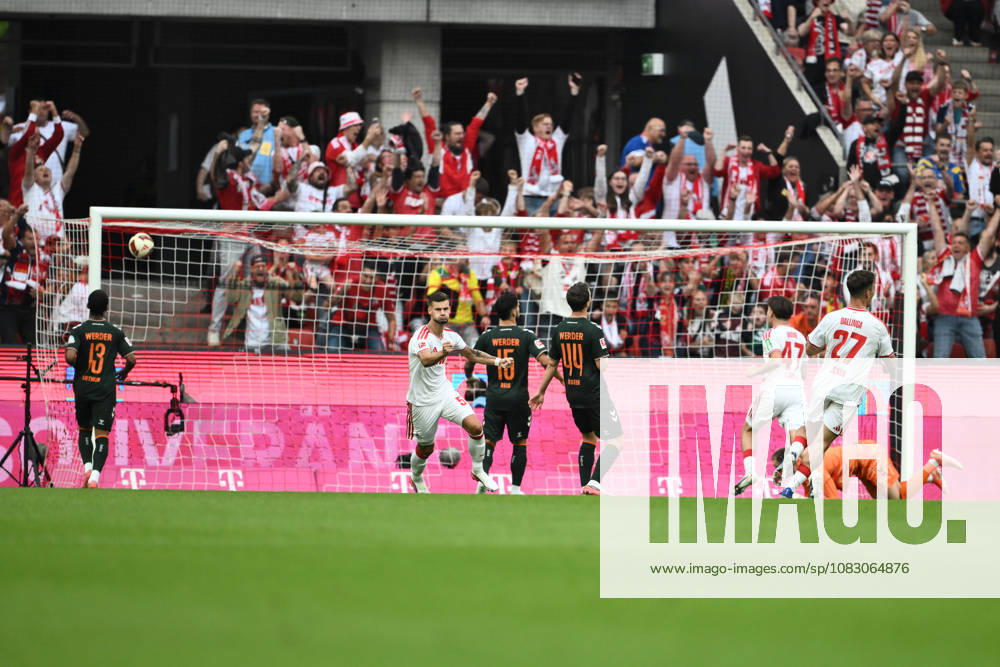 GER, Fussball, Herren, 1. Bundesliga, Saison 2026 2027, 3. Spieltag, 1. FC Köln vs. SV Werder Bremen Tom Krauß ( FC Köln, 05 ), Thijs Dallinga ( FC Köln, 27 ) jubeln über das Tor zum 1:0, daneben Arthur ( Werder Bremen, 13 ), Ludovit Reis ( Werder Bremen, 15 ), Youri Reeger ( Werder Bremen, 44 ), Karl Hein ( Werder Bremen, 01 ) ärgert sich, DFB DFL regulations prohibit any use of photographs as image sequences and or quasi-video Köln Rhein-Energie Stadion NRW Deutschland