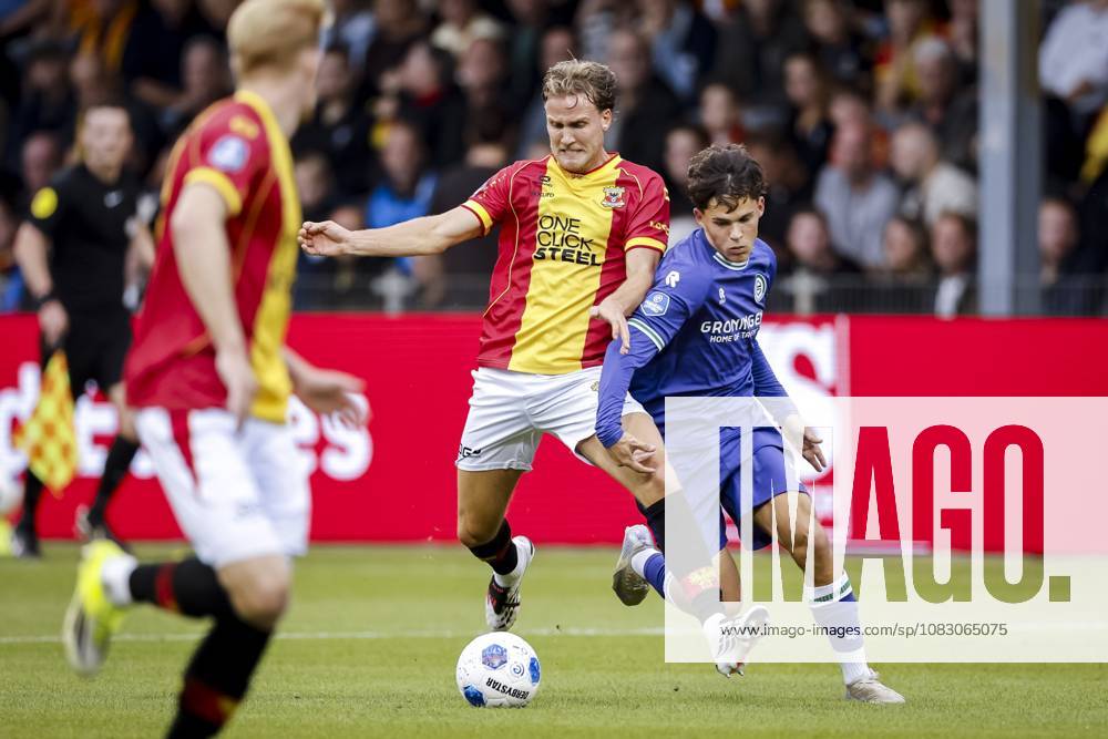 DEVENTER - (lr) Melle Meulensteen of Go Ahead Eagles and Thom van Bergen of FC Groningen during the Dutch Eredivisie match between Go Ahead Eagles and FC Groningen at De Adelaarshorst on September 12, 2026 in Deventer, the Netherlands. BART STOUTJESDIJK ANP Eredivisie 2026 27 ANPxSportx IVx 568330628 originalFilename: 568330628