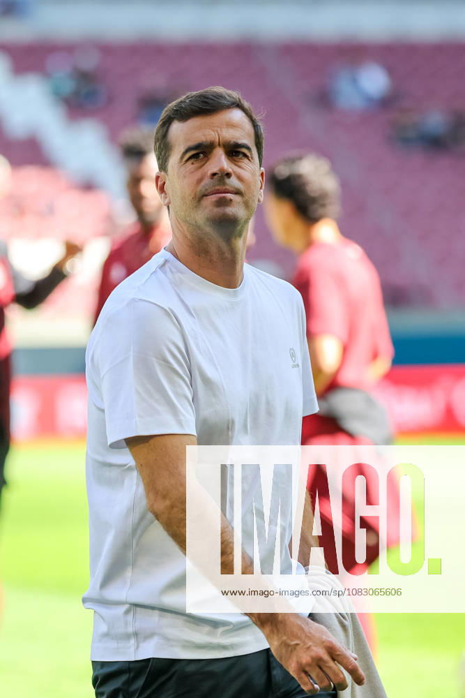 Carles Martinez (Bayer 04 Leverkusen, Chef-Trainer) vor dem Spiel, Freisteller, Portrait, Portraet, GER, FC Augsburg vs. Bayer 04 Leverkusen, Fussball, Bundesliga, 3. Spieltag, Saison 2026 2027, 12.09.2026, , GER, FC Augsburg vs. Bayer 04 Leverkusen, Fussball, Bundesliga, 3. Spieltag, Saison 2026 2027, 12.09.2026 Augsburg