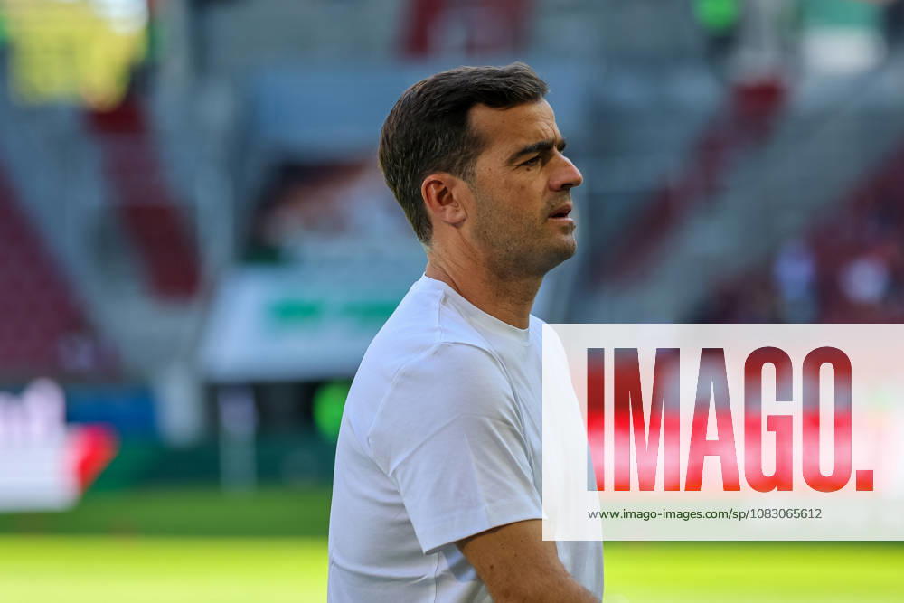 Carles Martinez (Bayer 04 Leverkusen, Chef-Trainer) vor dem Spiel, Freisteller, Portrait, Portraet, von der Seite, seitlich, GER, FC Augsburg vs. Bayer 04 Leverkusen, Fussball, Bundesliga, 3. Spieltag, Saison 2026 2027, 12.09.2026, , GER, FC Augsburg vs. Bayer 04 Leverkusen, Fussball, Bundesliga, 3. Spieltag, Saison 2026 2027, 12.09.2026 Augsburg