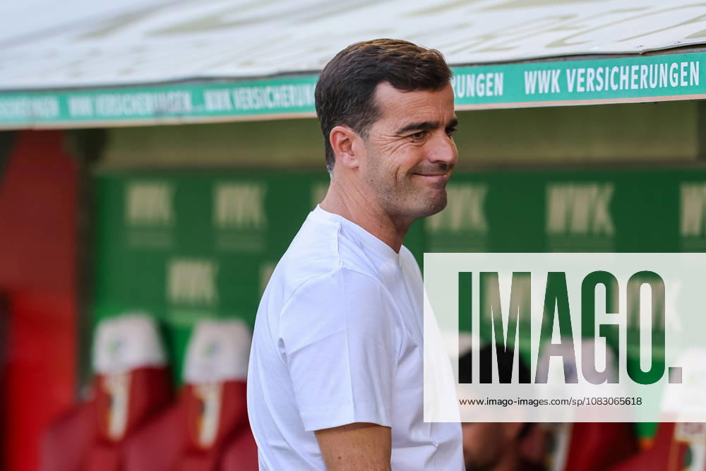 Carles Martinez (Bayer 04 Leverkusen, Chef-Trainer) vor dem Spiel, Freisteller, Portrait, Portraet, Mimik, von der Seite, seitlich, GER, FC Augsburg vs. Bayer 04 Leverkusen, Fussball, Bundesliga, 3. Spieltag, Saison 2026 2027, 12.09.2026, , GER, FC Augsburg vs. Bayer 04 Leverkusen, Fussball, Bundesliga, 3. Spieltag, Saison 2026 2027, 12.09.2026 Augsburg