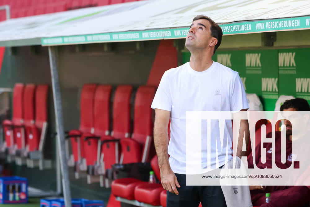 Carles Martinez (Bayer 04 Leverkusen, Chef-Trainer) vor dem Spiel, schaut nach oben, GER, FC Augsburg vs. Bayer 04 Leverkusen, Fussball, Bundesliga, 3. Spieltag, Saison 2026 2027, 12.09.2026, , GER, FC Augsburg vs. Bayer 04 Leverkusen, Fussball, Bundesliga, 3. Spieltag, Saison 2026 2027, 12.09.2026 Augsburg