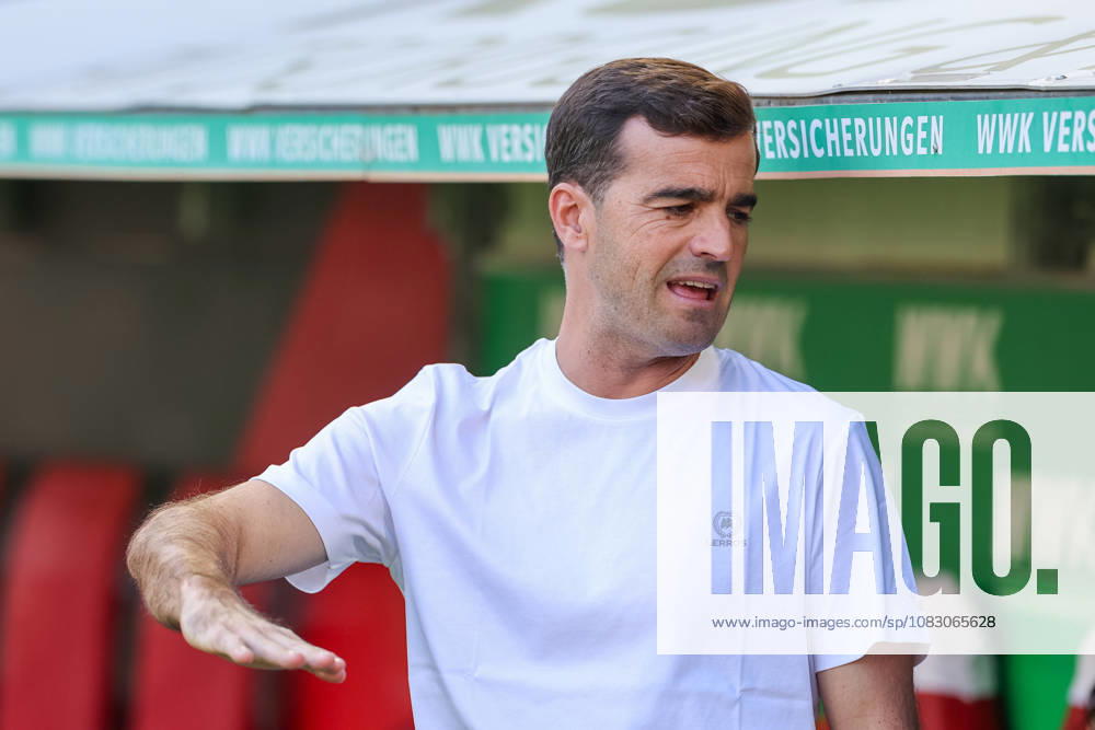 Carles Martinez (Bayer 04 Leverkusen, Chef-Trainer) vor dem Spiel, Freisteller, gestikuliert, Geste, Gesten, Gestik, GER, FC Augsburg vs. Bayer 04 Leverkusen, Fussball, Bundesliga, 3. Spieltag, Saison 2026 2027, 12.09.2026, , GER, FC Augsburg vs. Bayer 04 Leverkusen, Fussball, Bundesliga, 3. Spieltag, Saison 2026 2027, 12.09.2026 Augsburg