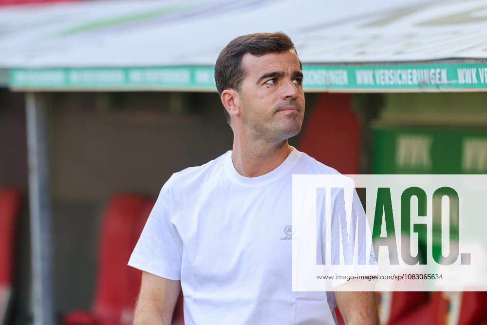 Carles Martinez (Bayer 04 Leverkusen, Chef-Trainer) vor dem Spiel, Freisteller, Portrait, Portraet, GER, FC Augsburg vs. Bayer 04 Leverkusen, Fussball, Bundesliga, 3. Spieltag, Saison 2026 2027, 12.09.2026, , GER, FC Augsburg vs. Bayer 04 Leverkusen, Fussball, Bundesliga, 3. Spieltag, Saison 2026 2027, 12.09.2026 Augsburg