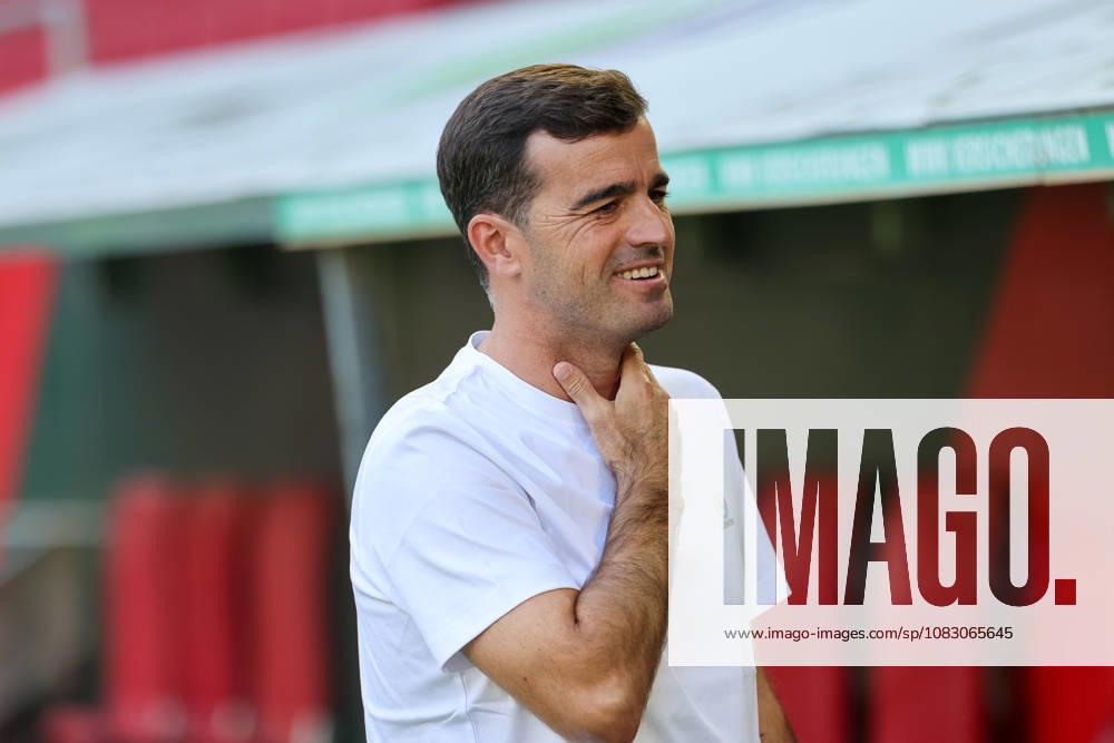 Carles Martinez (Bayer 04 Leverkusen, Chef-Trainer) vor dem Spiel, Freisteller, Portrait, Portraet, von der Seite, seitlich, GER, FC Augsburg vs. Bayer 04 Leverkusen, Fussball, Bundesliga, 3. Spieltag, Saison 2026 2027, 12.09.2026, , GER, FC Augsburg vs. Bayer 04 Leverkusen, Fussball, Bundesliga, 3. Spieltag, Saison 2026 2027, 12.09.2026 Augsburg