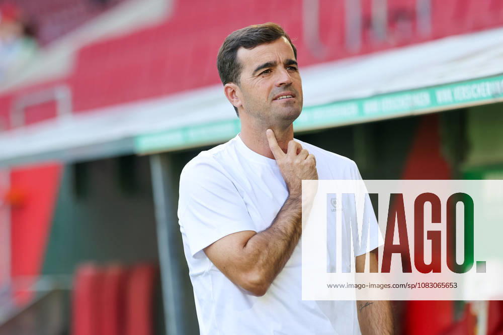 Carles Martinez (Bayer 04 Leverkusen, Chef-Trainer) vor dem Spiel, Freisteller, Portrait, Portraet, Gesten, Geste, Gestik, GER, FC Augsburg vs. Bayer 04 Leverkusen, Fussball, Bundesliga, 3. Spieltag, Saison 2026 2027, 12.09.2026, , GER, FC Augsburg vs. Bayer 04 Leverkusen, Fussball, Bundesliga, 3. Spieltag, Saison 2026 2027, 12.09.2026 Augsburg