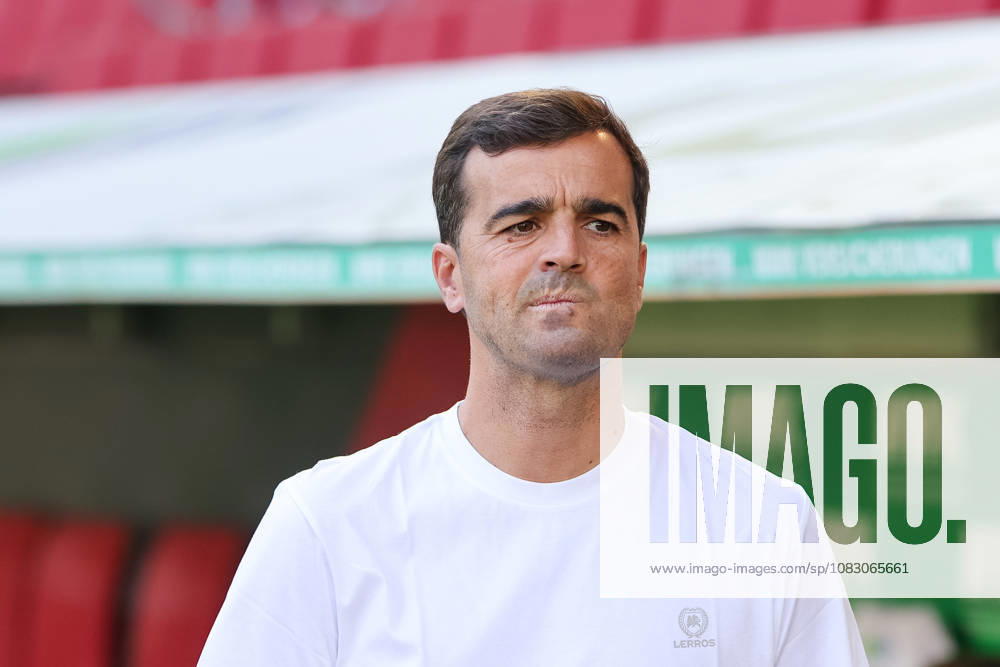 Carles Martinez (Bayer 04 Leverkusen, Chef-Trainer) vor dem Spiel, Freisteller, Portrait, Portraet, Mimik, GER, FC Augsburg vs. Bayer 04 Leverkusen, Fussball, Bundesliga, 3. Spieltag, Saison 2026 2027, 12.09.2026, , GER, FC Augsburg vs. Bayer 04 Leverkusen, Fussball, Bundesliga, 3. Spieltag, Saison 2026 2027, 12.09.2026 Augsburg