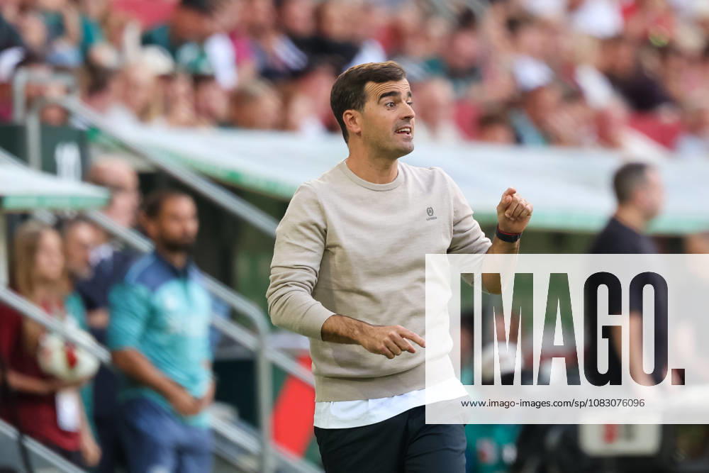 Carles Martinez (Bayer 04 Leverkusen, Chef-Trainer) gestikuliert, Gesten, Geste, Gestik, Freisteller, GER, FC Augsburg vs. Bayer 04 Leverkusen, Fussball, Bundesliga, 3. Spieltag, Saison 2026 2027, 12.09.2026, , GER, FC Augsburg vs. Bayer 04 Leverkusen, Fussball, Bundesliga, 3. Spieltag, Saison 2026 2027, 12.09.2026 Augsburg