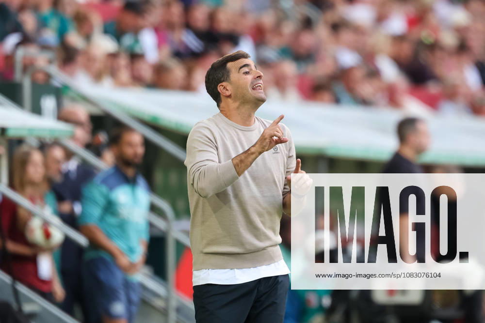 Carles Martinez (Bayer 04 Leverkusen, Chef-Trainer) gestikuliert, Gesten, Geste, Gestik, Freisteller, GER, FC Augsburg vs. Bayer 04 Leverkusen, Fussball, Bundesliga, 3. Spieltag, Saison 2026 2027, 12.09.2026, , GER, FC Augsburg vs. Bayer 04 Leverkusen, Fussball, Bundesliga, 3. Spieltag, Saison 2026 2027, 12.09.2026 Augsburg