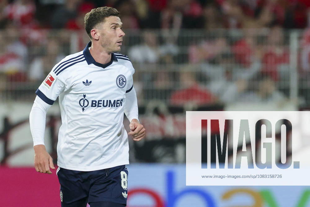 Robin Gosens (FC Schalke 04) schaut waehrend des Spiels der 1. Bundesliga zwischen 1. FC Union Berlin und FC Schalke 04, Stadion an der alten Foersterei am 11. September 2026 in Berlin, Deutschland. (Foto von Marco Steinbrenner DeFodi Images) +++ Robin Gosens (FC Schalke 04) looks on during the Bundesliga match between 1. FC Union Berlin and FC Schalke 04 at Stadion an der alten Foersterei on September 11, 2026 in Berlin, Germany. (Photo by Marco Steinbrenner DeFodi Images) DFB DFL REGULATIONS PROHIBIT ANY USE OF PHOTOGRAPHS AS IMAGE SEQUENCES AND OR QUASI-VIDEO. (Photo by Marco Steinbrenner DeFodi Images) -
