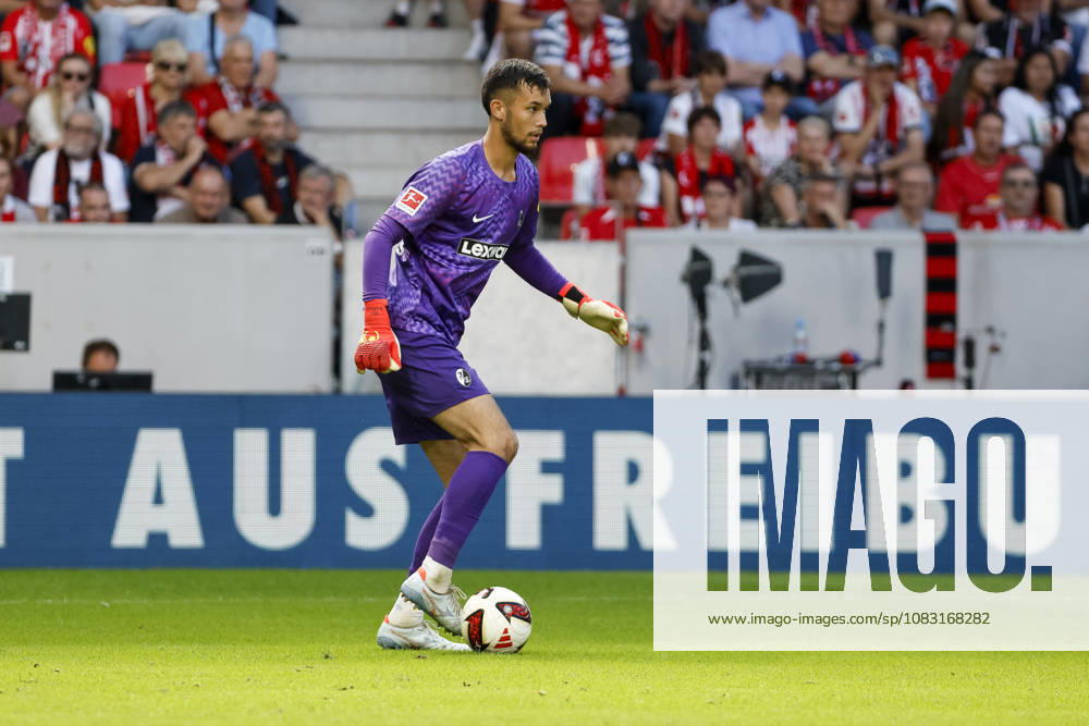 Mio Backhaus (SC Freiburg, 01) am Ball , Deutschland, Fussball, 1. Bundesliga, 3.Spieltag, 2026 2027, SC Freiburg vs. Borussia Mönchengladbach, 12.09.2026, Freiburg im Breisgau Europa-Park Stadion Deutschland