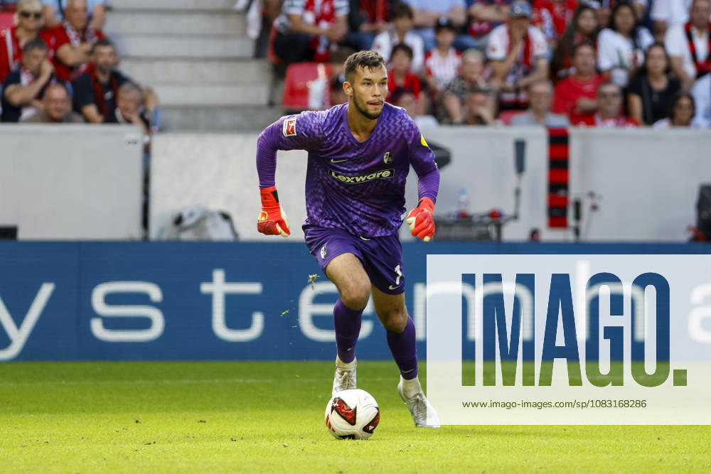 Mio Backhaus (SC Freiburg, 01) am Ball , Deutschland, Fussball, 1. Bundesliga, 3.Spieltag, 2026 2027, SC Freiburg vs. Borussia Mönchengladbach, 12.09.2026, Freiburg im Breisgau Europa-Park Stadion Deutschland