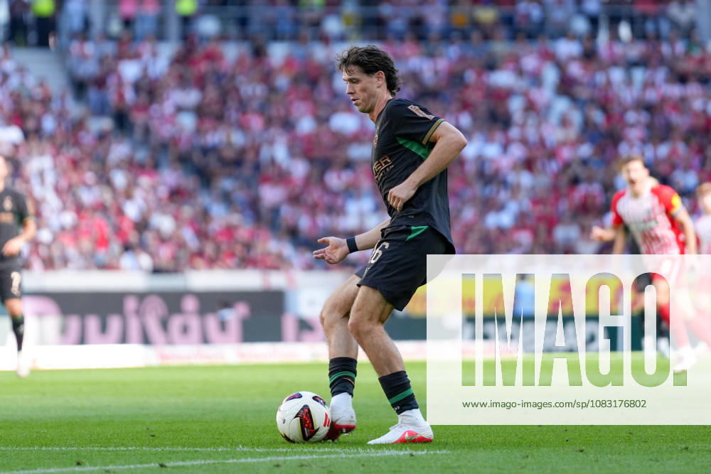 Philipp Sander (Borussia Mönchengladbach, 16) am Ball , Deutschland, Fussball, 1. Bundesliga, 3.Spieltag, 2026 2027, SC Freiburg vs. Borussia Mönchengladbach, 12.09.2026, Europa-Park Stadion, Freiburg Freiburg Europa-Park Stadion Baden-Württemberg Deutschland