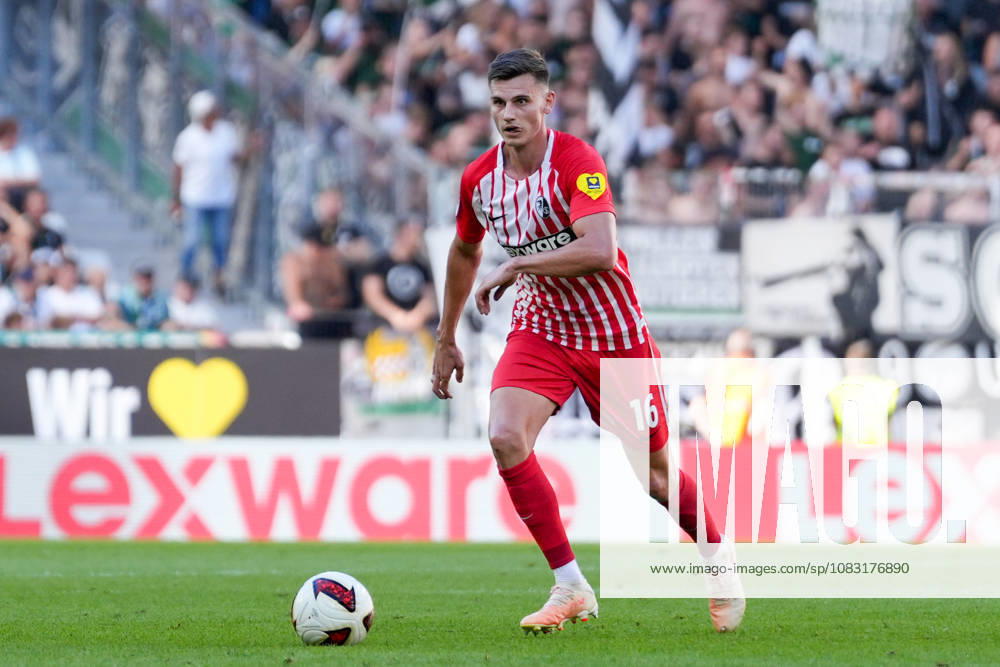 Yannik Engelhardt (SC Freiburg, 16) am Ball , Deutschland, Fussball, 1. Bundesliga, 3.Spieltag, 2026 2027, SC Freiburg vs. Borussia Mönchengladbach, 12.09.2026, Europa-Park Stadion, Freiburg Freiburg Europa-Park Stadion Baden-Württemberg Deutschland