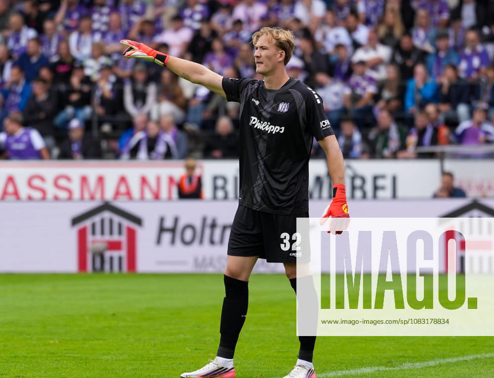 Jonas Krumrey (VfL Osnabrueck, 32) gestikuliert. GER, VfL Osnabrück vs Hertha BSC, 2. Bundesliga, 5. Spieltag, Saison 2026-27, Bremer Brücke, Osnabrück, 13.09.2026 DFL REGULATIONS PROHIBIT ANY USE OF PHOTOGRAPHS AS IMAGE SEQUENCES AND OR QUASI-VIDEO Foto: HMB Media Scott W. Coleman