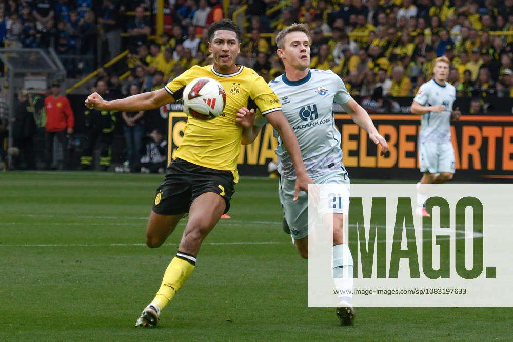 V. li. im Zweikampf Jobe Bellingham (Dortmund 7) Jano ter Horst (Paderborn 21) 12.09.2026 ¢ Fussball ¢ Borussia Dortmund vs SC Paderborn 07, Signal Iduna Park, Dortmund, DFB DFL REGULATIONS PROHIBIT ANY USE OF PHOTOGRAPHS AS IMAGE SEQUENCES AND OR QUASI-VIDEO NRW Germany
